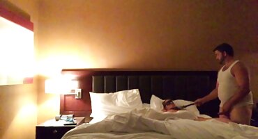 jav mother Stepmom an ủi stepson trên giường phim sex sex với âm hộ của cô.